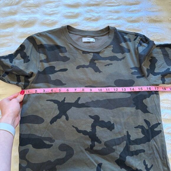 Aritzia TNA Green Camo Camouflage Short Sleeve T-Shirt - Picture 8 of 9